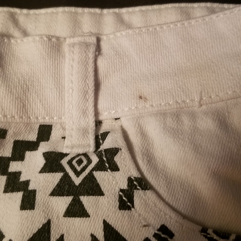 SHORTS No Boundaries White Pattern Shorts Size 9 - Picture 5 of 5